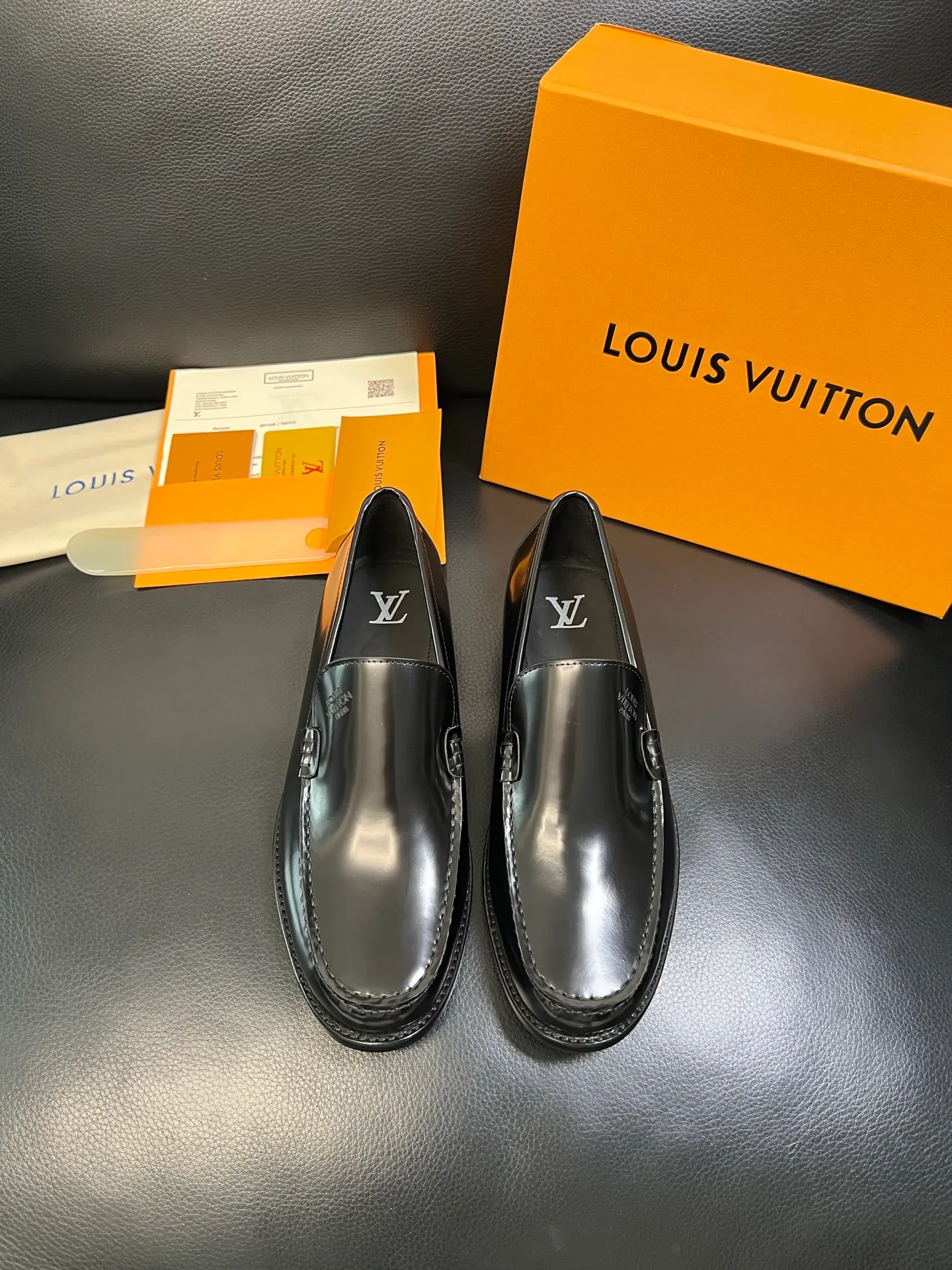 Men's shoes 💰920 Lv high quality top crafts Louis Vuitton leather shoes counter synchronized with original factory configuration, uppers imported from Italy, imported water-dyed cowhide lining, soles: original genuine leather soles specially provided by the original factory, original factory and single goods, welcome to compare, code number 39-44 (customized 38 45 46)